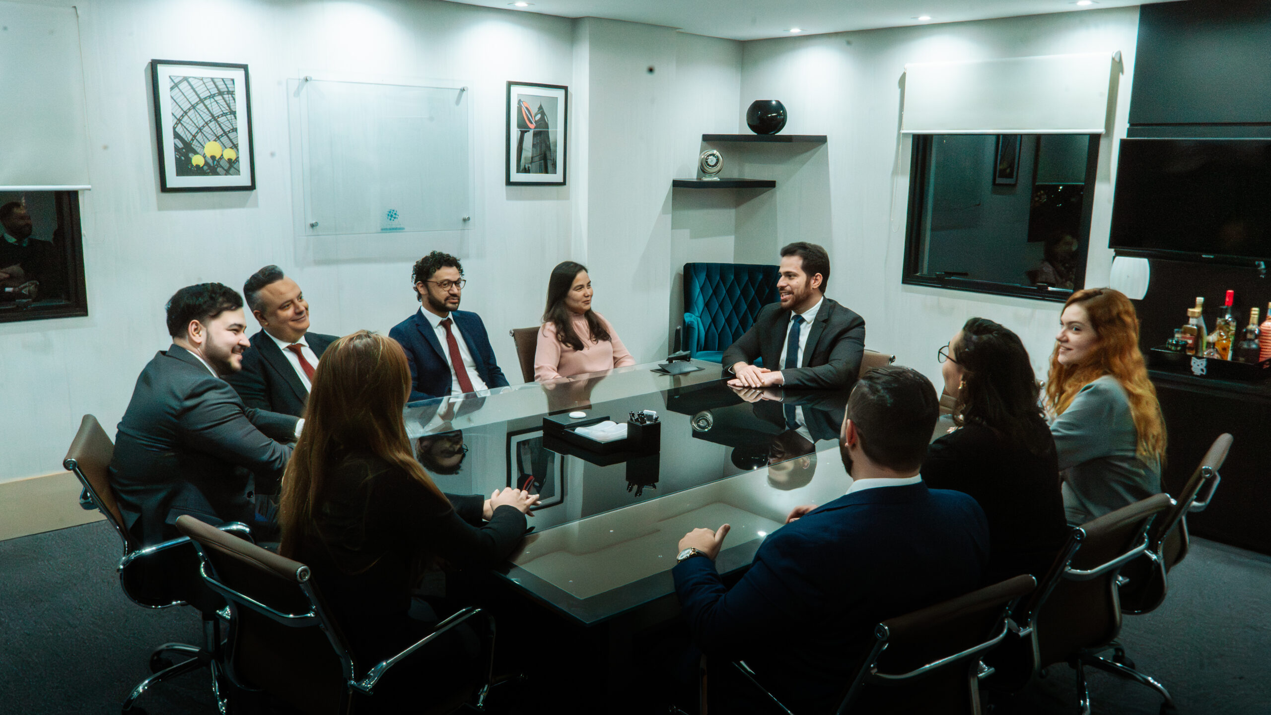 Equipe jurídica em reunião estratégica