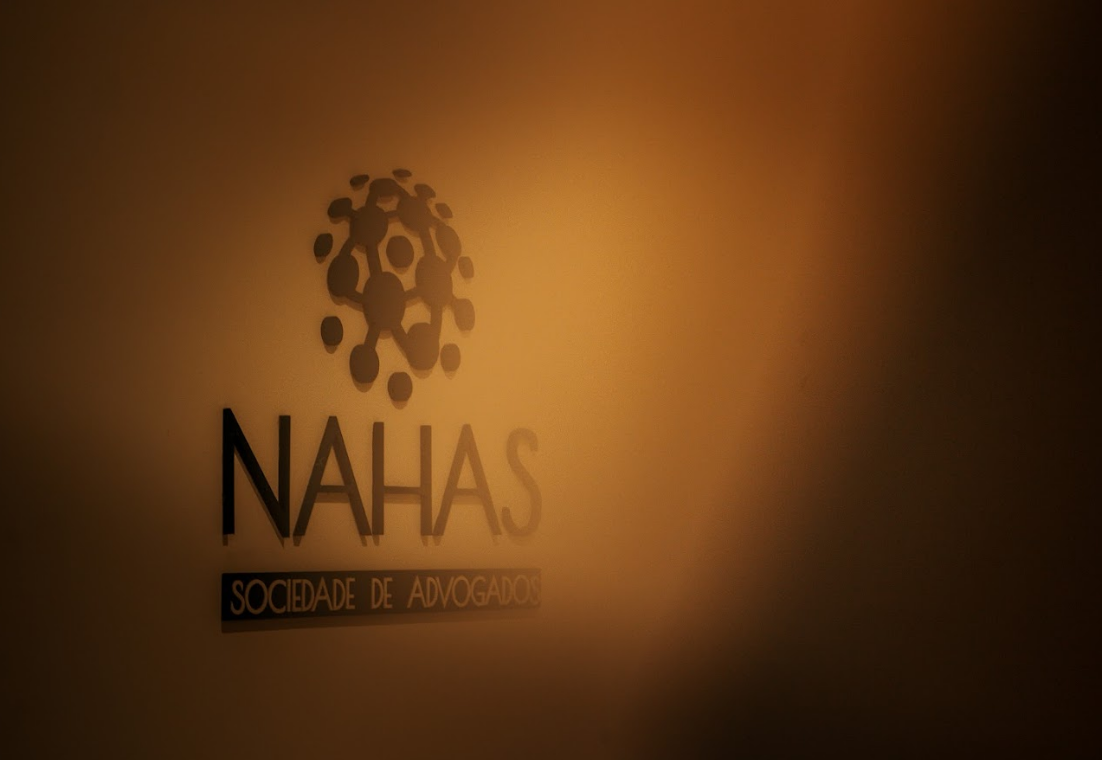 Equipe jurídica em análise de políticas trabalhistas